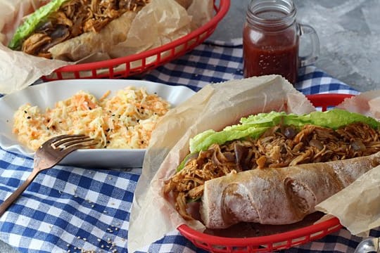 Herzhaft lecker: Für das Pulled Chicken werden Hähnchenbrustfilets 1,5 Stunden im Ofen gegart, anschließend auseinander gezupft und im Baguette serviert.