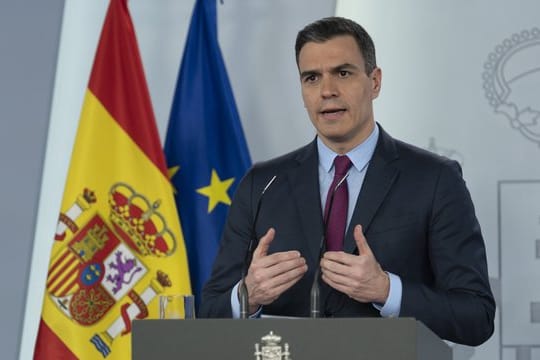 Laut Ministerpräsident Pedro Sánchez soll jede Phase zwei Wochen dauern.