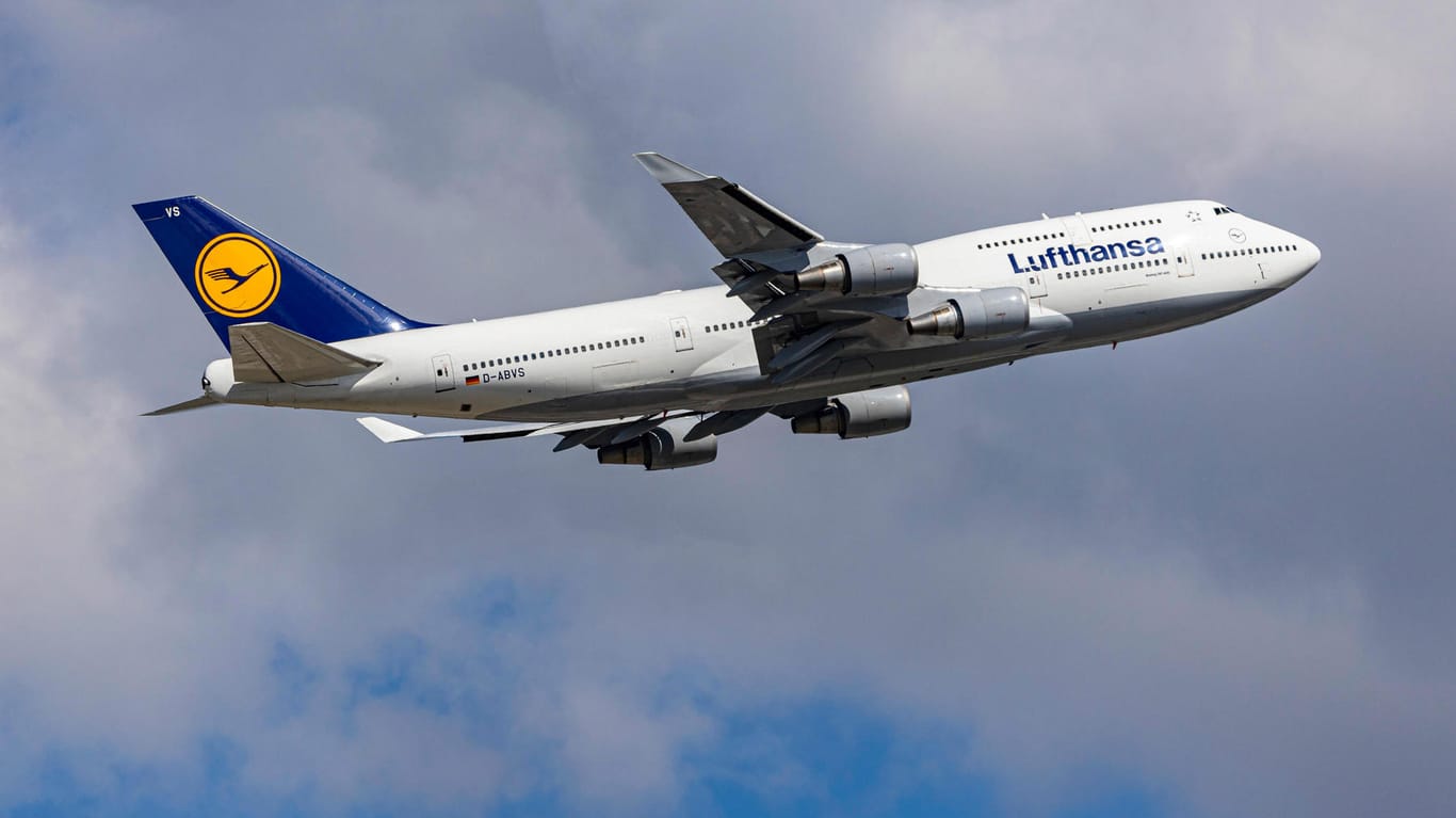 Eine Boeing 747 in der Luft: Die Bundesregierung will die weltweite Reisewarnung verlängern. (Symbolfoto)