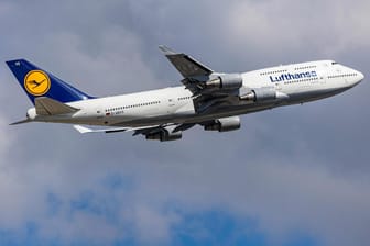 Eine Boeing 747 in der Luft: Die Bundesregierung will die weltweite Reisewarnung verlängern. (Symbolfoto)