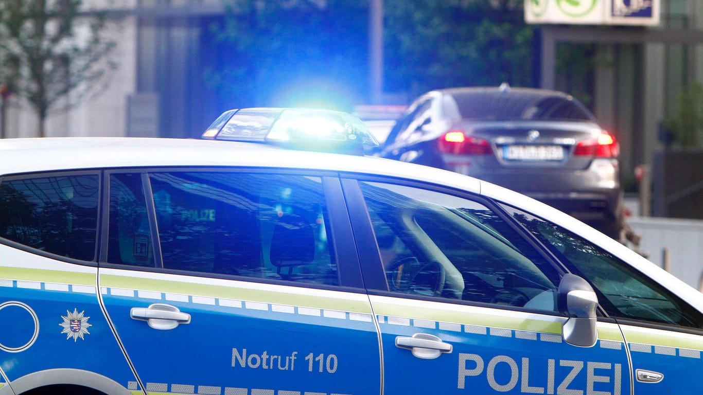 Einsatzwagen der Polizei (Symbolbild): In Bielefeld ist ein Pkw in die Wand eines Mehrfamilienhauses gerast.