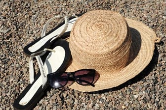 Urlaub am Strand oder in den Bergen - die Bundesregierung will ihre Reisewarnung mindestens bis Mitte Juni verlängern.