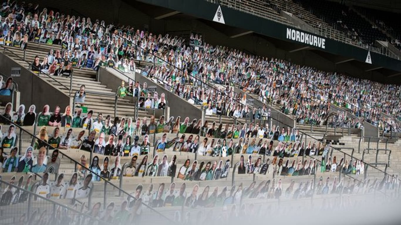 In Mönchengladbach sind im Borussia-Park bereits Pappaufsteller von Fans für mögliche Geisterspiele aufgestellt.