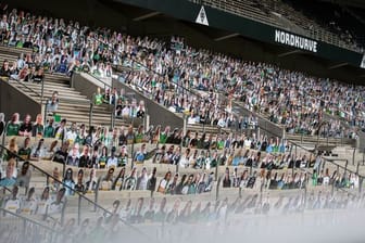 In Mönchengladbach sind im Borussia-Park bereits Pappaufsteller von Fans für mögliche Geisterspiele aufgestellt.
