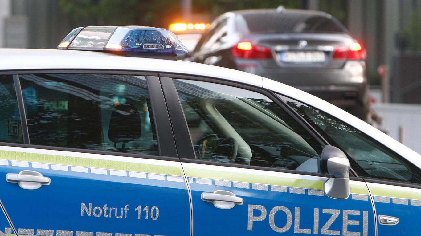 Einsatzwagen der Polizei (Symbolbild): In Stuttgart ist ein Streit unter Frauen eskaliert.