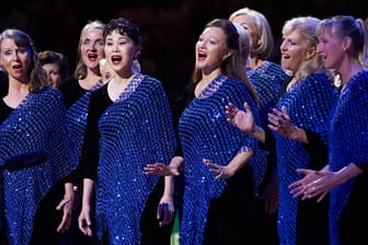 Ein Chor bei einem Auftritt in Australien (Archivbild): Beim Singen herrscht laut Forscher eine stärkere Corona-Ansteckungsgefahr.