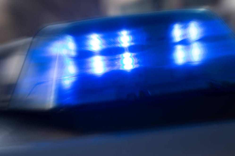 Das Blaulicht eines Einsatzfahrzeugs: In Riedichen im Landkreis Lörrach ist es zu einer Bluttat gekommen. (Symbolfoto)