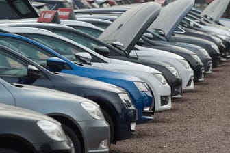 Autoverkauf: Die Autobauer hatten wegen des coronabedingten Nachfrageeinbruchs und unterbrochener Lieferketten ihre Werke über mehrere Wochen schließen müssen.