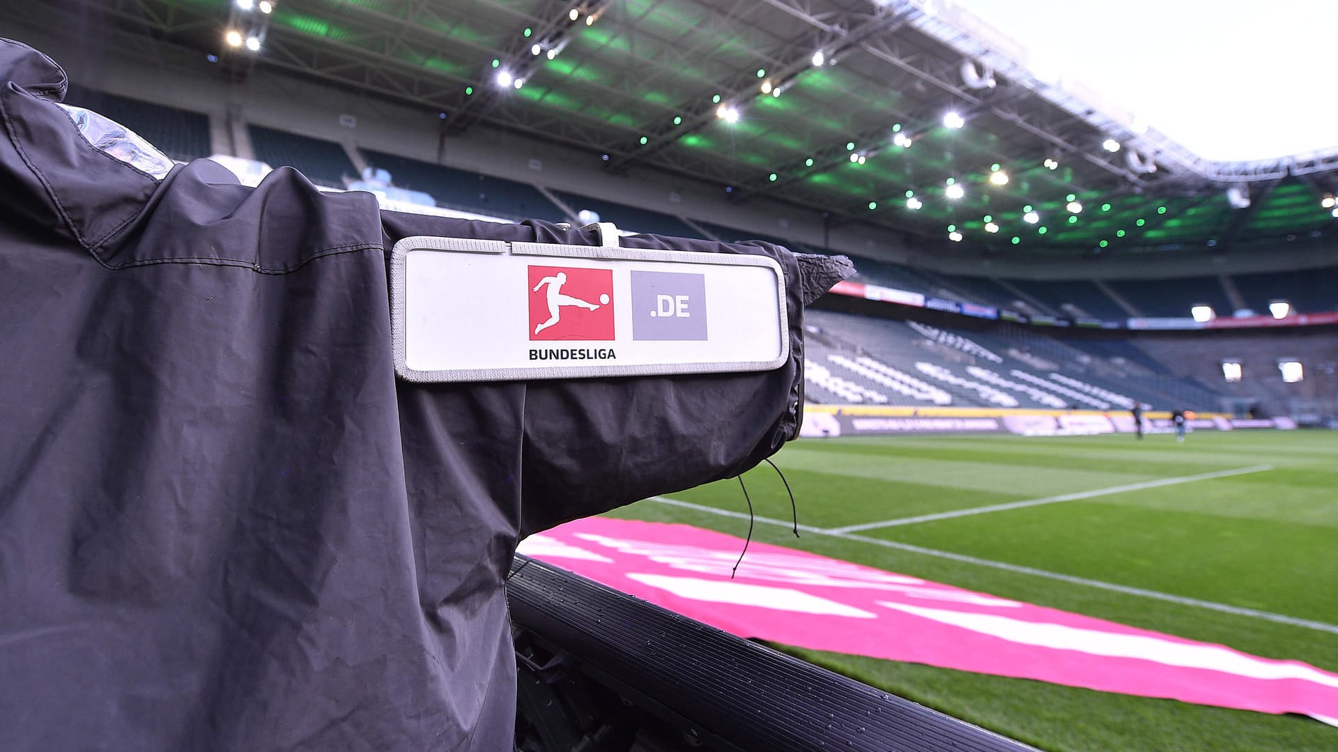 Die Bundesliga wird, wenn überhaupt, mit Geisterspielen wieder starten. Doch auch eininge TV-Übertragungen stehen noch auf der Kippe. Die Bundesliga wird, wenn überhaupt, mit Geisterspielen wieder starten. Doch auch eininge TV-Übertragungen stehen noch auf der Kippe.
