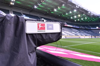 Die Bundesliga wird, wenn überhaupt, mit Geisterspielen wieder starten. Doch auch eininge TV-Übertragungen stehen noch auf der Kippe.