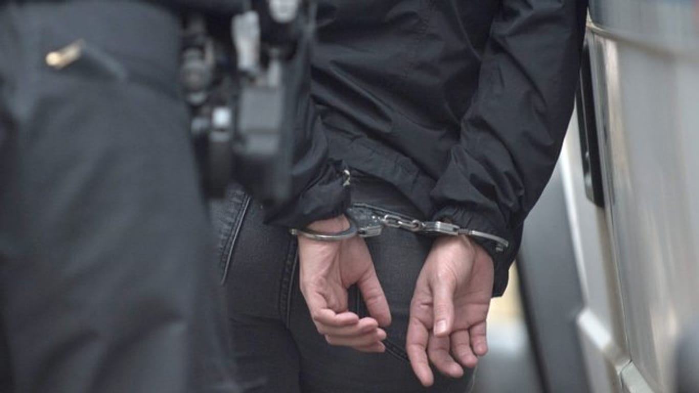Nach Messerattacken in Hanau sind zwei Männer vorläufig festgenommen worden.
