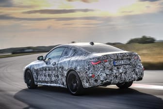 Bisher gibt es das neue Vierer-Coupé von BMW nur als Erlkönig zu sehen - im Herbst soll das neue Modell auf den Markt kommen.