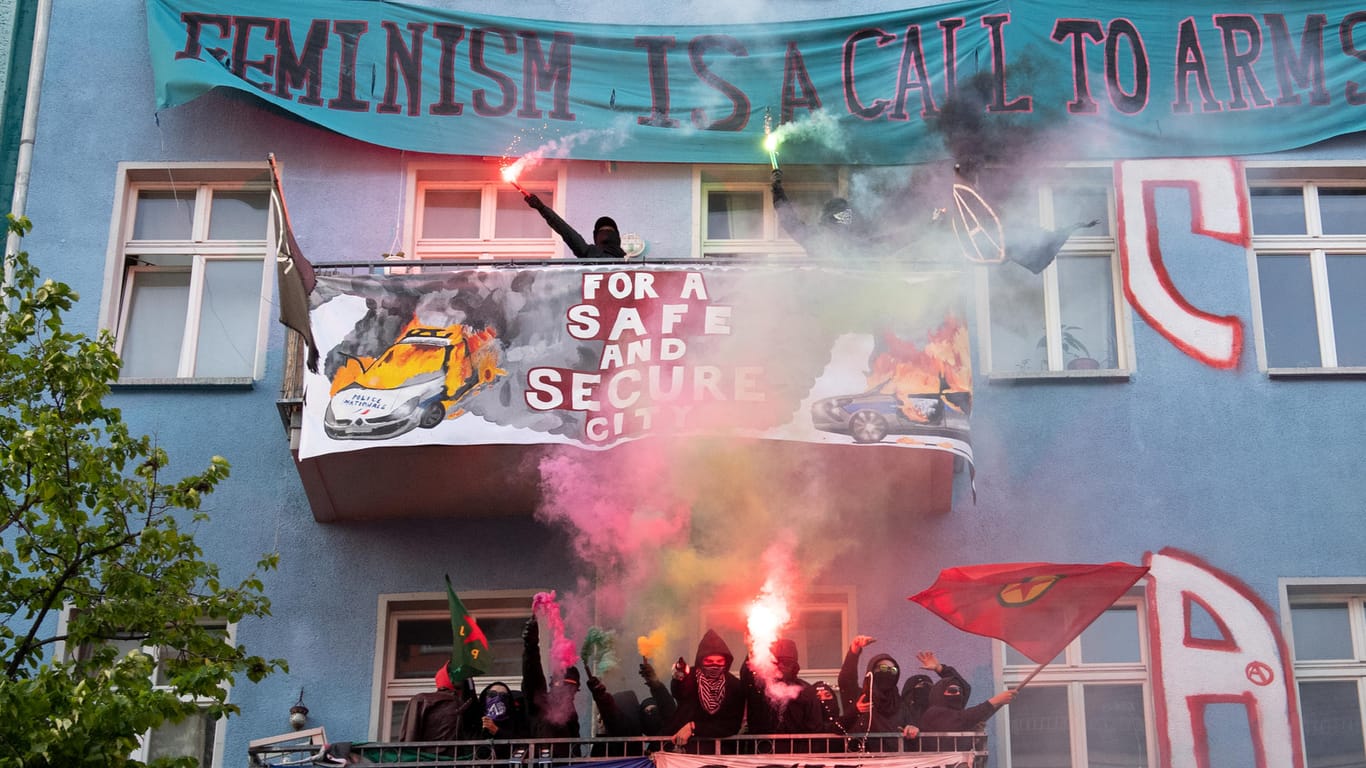 Unterstützer der linksradikalen «Revolutionären 1. Mai-Demonstration» stehen mit Pyrotechnik in der Hand auf Balkonen in Friedrichshain: In diesem Jahr stellen die Demonstranten ihre Taktik um.