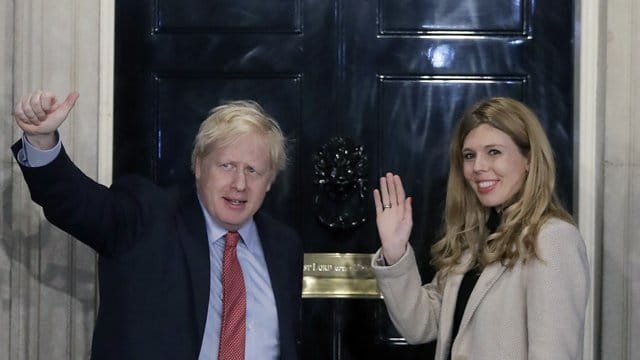Boris Johnson und Carrie Symonds freuen sich über einen Jungen.