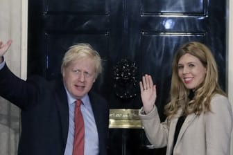 Boris Johnson und Carrie Symonds freuen sich über einen Jungen.