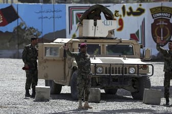 Afghanische Spezialkräfte am Stadtrand von Kabul Wache.