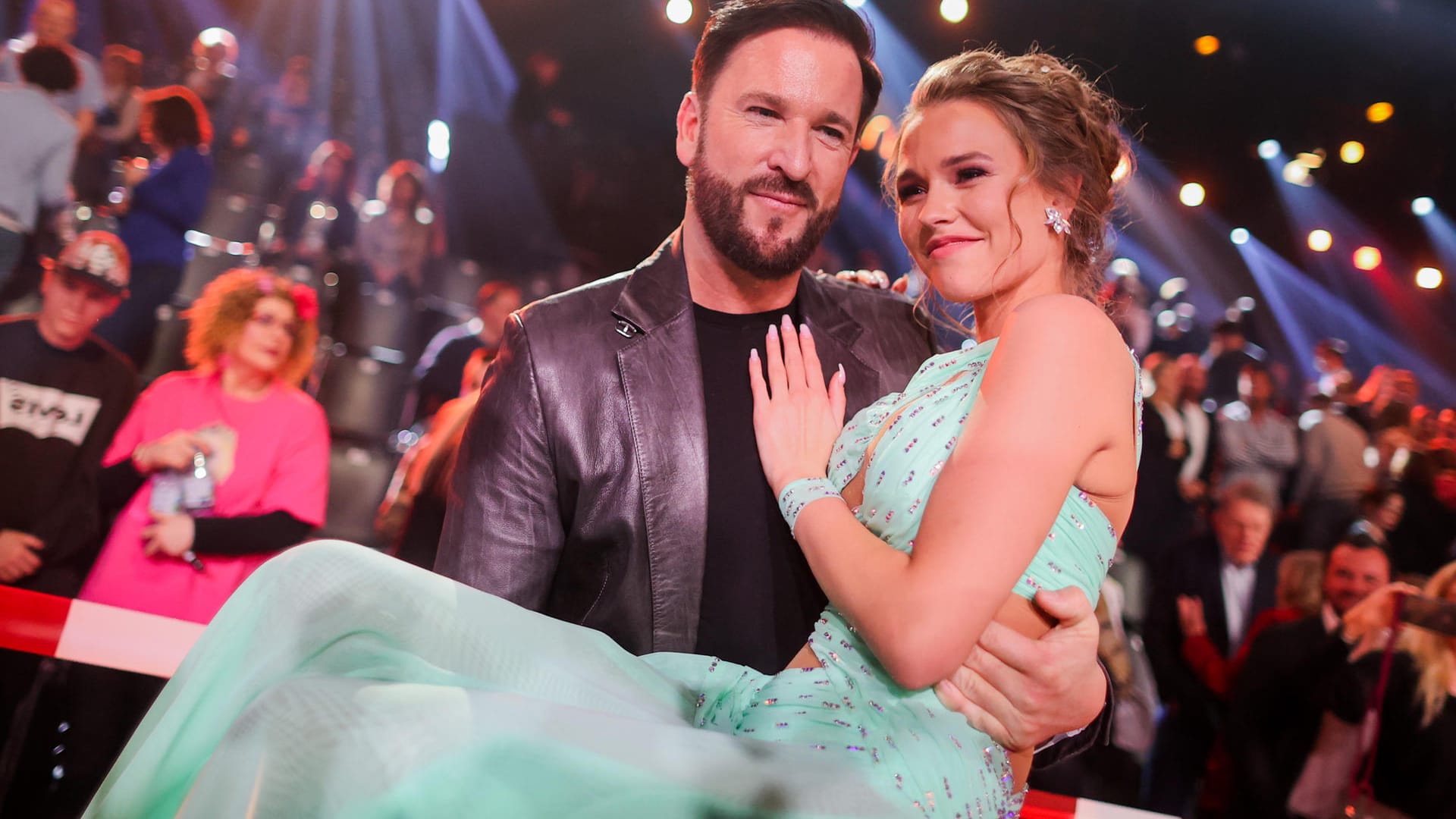 Laura Müller und ihr Freund Michael Wendler: Hier umarmt sich das Paar nach der RTL-Tanzshow "Let's Dance" – bald wird der Sender ihre Hochzeit live im Fernsehen begleiten.