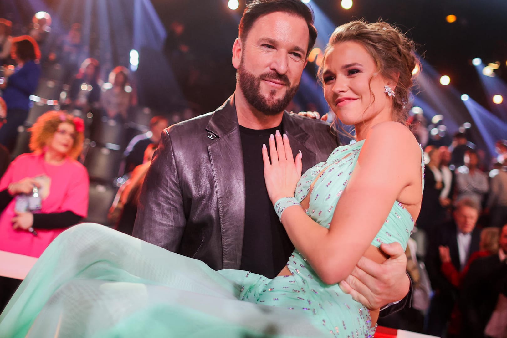 Laura Müller und ihr Freund Michael Wendler: Hier umarmt sich das Paar nach der RTL-Tanzshow "Let's Dance" – bald wird der Sender ihre Hochzeit live im Fernsehen begleiten.