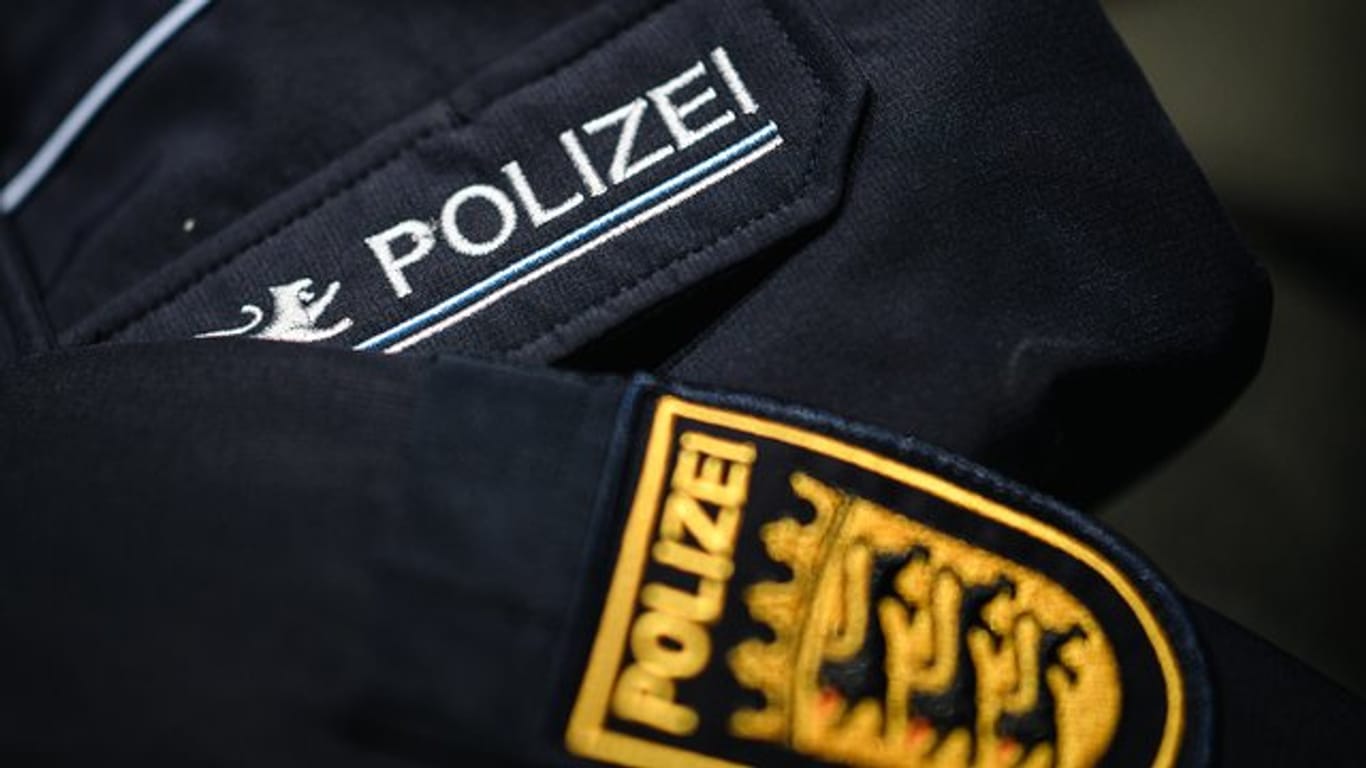 Eine Uniform der Polizei Baden-Württemberg: Ein Beamter musste wegen einer Rettungsaktion auf den Baum klettern.