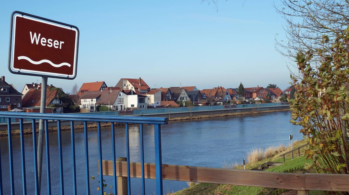 Weserufer im Landkreis Nienburg: Eine Frau wurde leblos aus dem Wasser gezogen. (Archivbild)