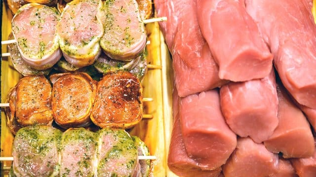 Fleischwaren liegen in einer Theke: In Nürnberg hat eine Fleischerei wegen eines Aushangs viel Aufsehen bekommen. Fleischwaren liegen in einer Theke: In Nürnberg hat eine Fleischerei wegen eines Aushangs viel Aufsehen bekommen.