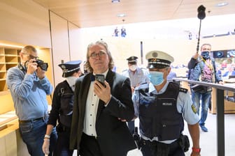Heinrich Fiechtner (m): Der fraktionslose Abgeordnete lässt sich von Polizeibeamten aus dem Landtagssaal führen.