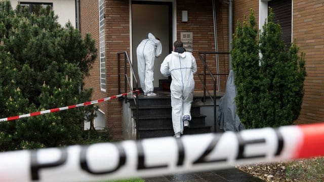 Ermittler der Polizei betreten den Tatort in Gelsenkirchen.