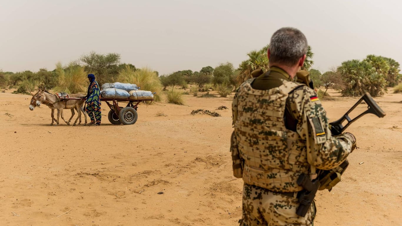 Ein deutscher Soldat in Mali: Fünf Einsatzkräfte wurden bei einer Patrouillenfahrt verletzt. (Archivbild)