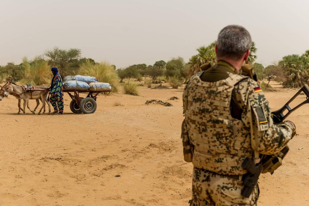 Ein deutscher Soldat in Mali: Fünf Einsatzkräfte wurden bei einer Patrouillenfahrt verletzt. (Archivbild)