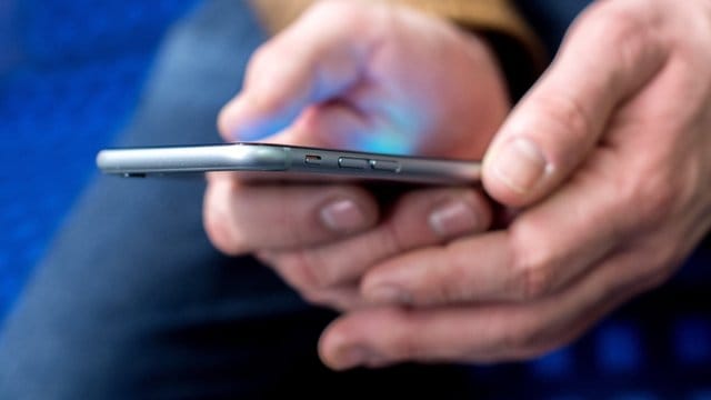 Die Bundesregierung bevorzugt nun doch eine dezentrale Speicherung der Daten der geplanten Corona-App. Die Bundesregierung bevorzugt nun doch eine dezentrale Speicherung der Daten der geplanten Corona-App.