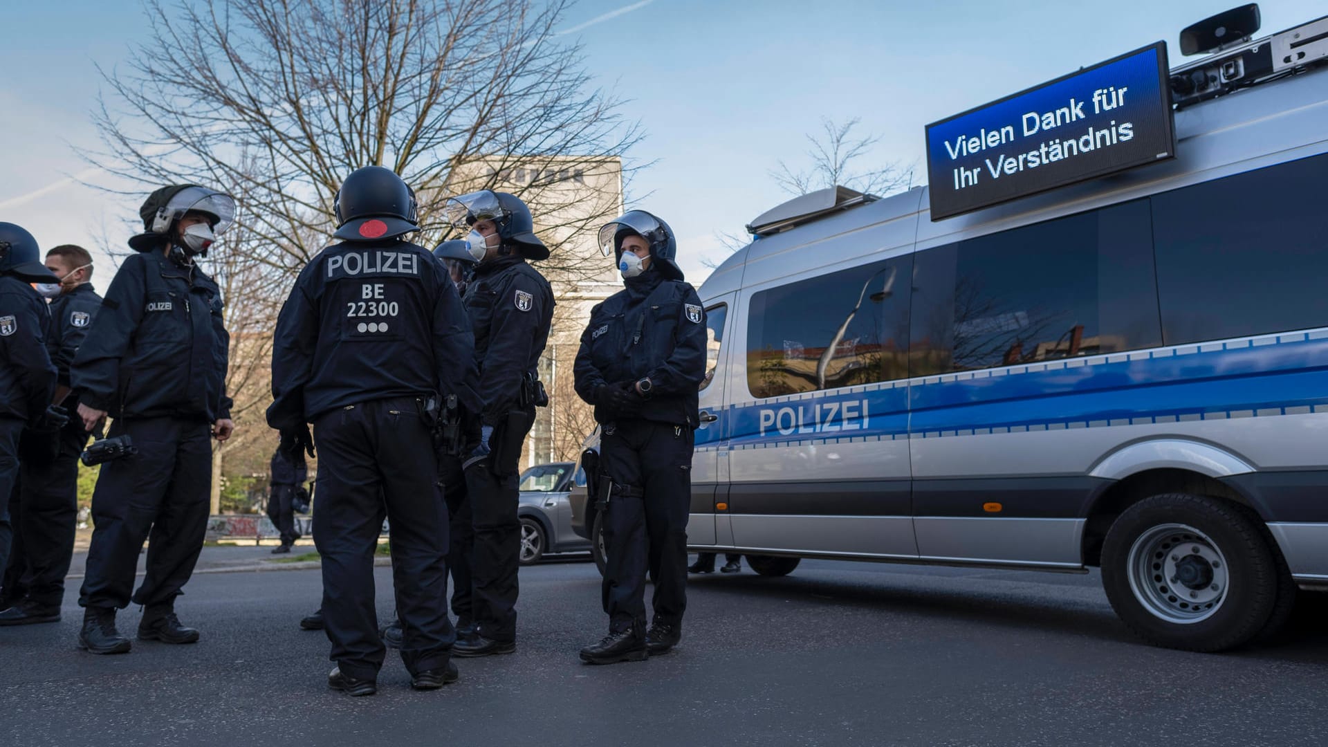 Polizisten mit Maske stehen vor einem Einsatzwagen: Am 1. Mai sind Tausende Beamte auf den Straßen. Polizisten mit Maske stehen vor einem Einsatzwagen: Am 1. Mai sind Tausende Beamte auf den Straßen.