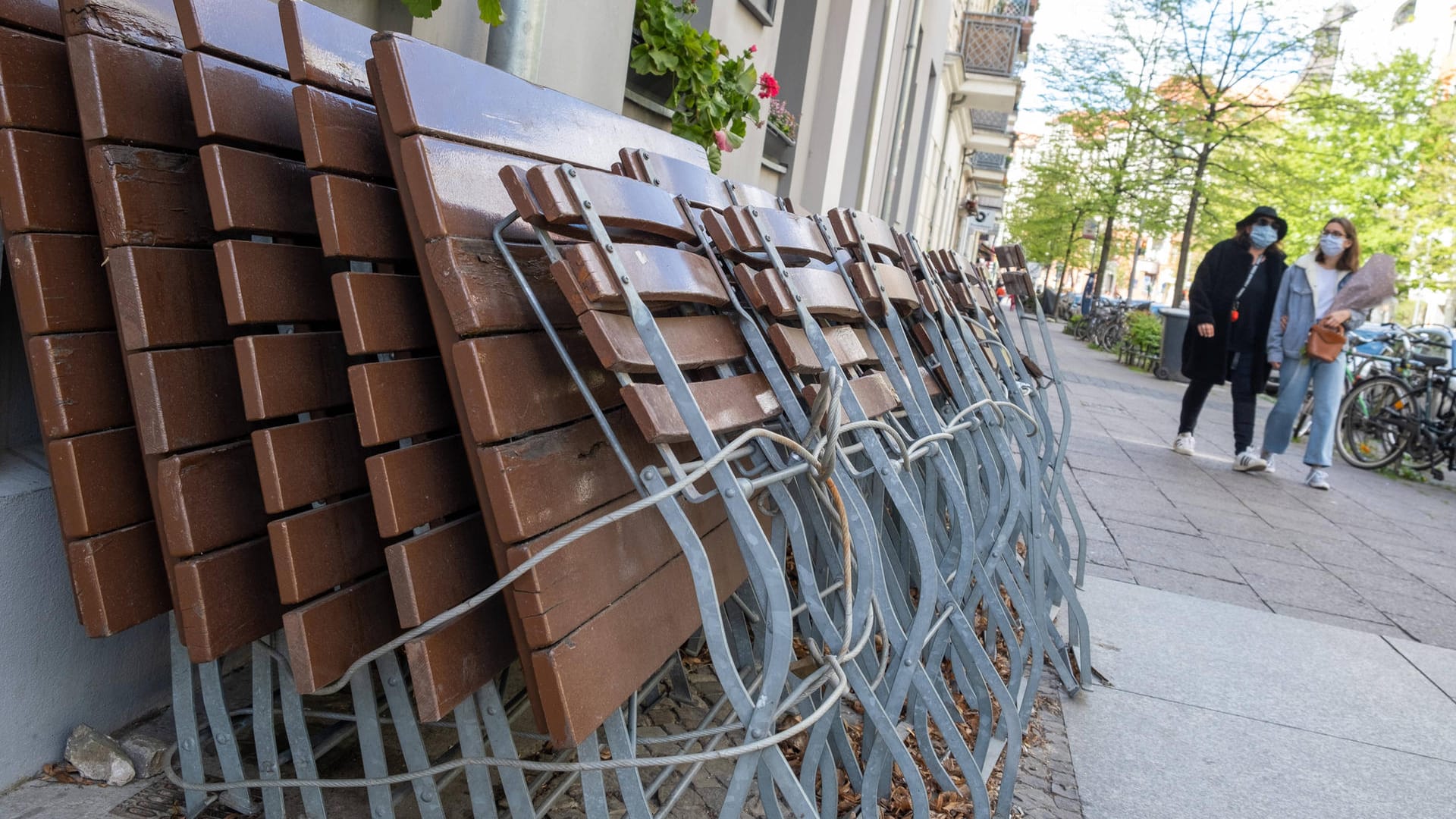 Zusammengestellte Tische stehen vor einem Restaurant im Prenzlauer Berg: Wegen Corona sind Cafés, Kneipen und Restaurants weiterhin geschlossen.