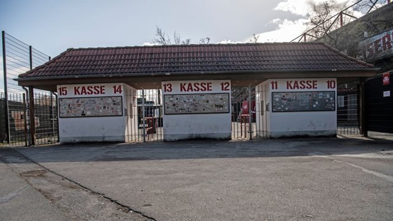 Geschlossene Kassenhäuschen am Stadion An der alten Försterei.