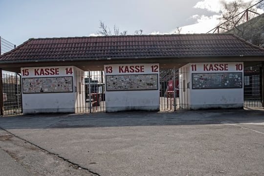 Geschlossene Kassenhäuschen am Stadion An der alten Försterei.