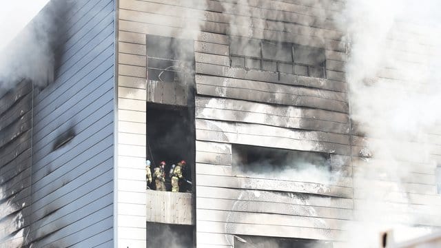 Feuerwehrmänner kämpfen gegen den Brand auf der Baustelle eines Auslieferungslagers südlich von Seoul.