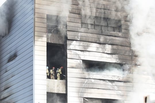 Feuerwehrmänner kämpfen gegen den Brand auf der Baustelle eines Auslieferungslagers südlich von Seoul.