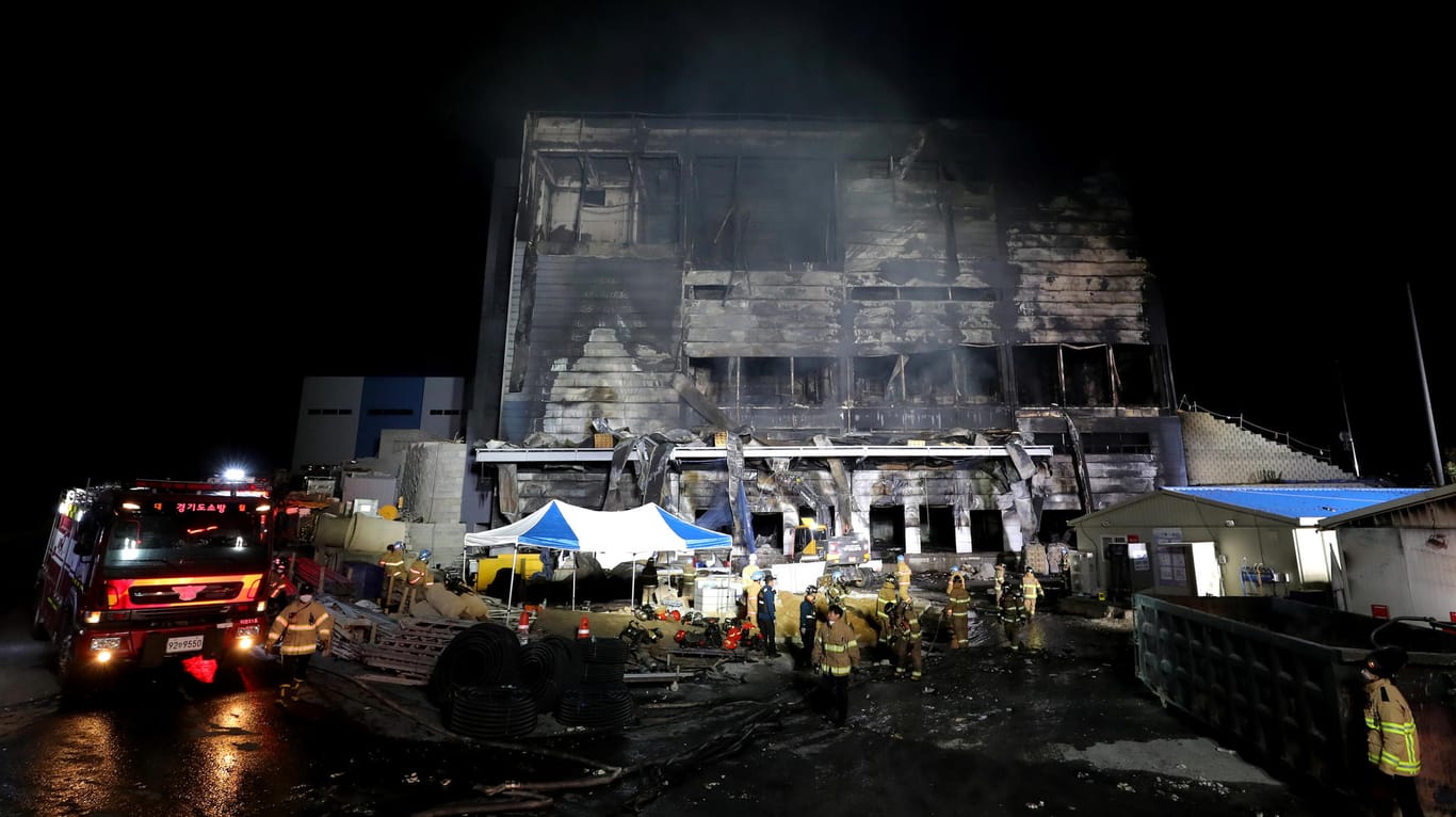 Das ausgebrannte Lagerhaus in Icheon: Zum Zeitpunkt des Unglücks arbeiteten etwa 80 Bauarbeiter in dem Gebäude.