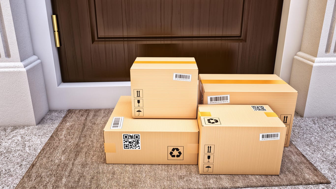 Pakete vor einer Haustür (Symbolbild): Wer derzeit online bestellt, muss mit langen Lieferzeiten rechnen.