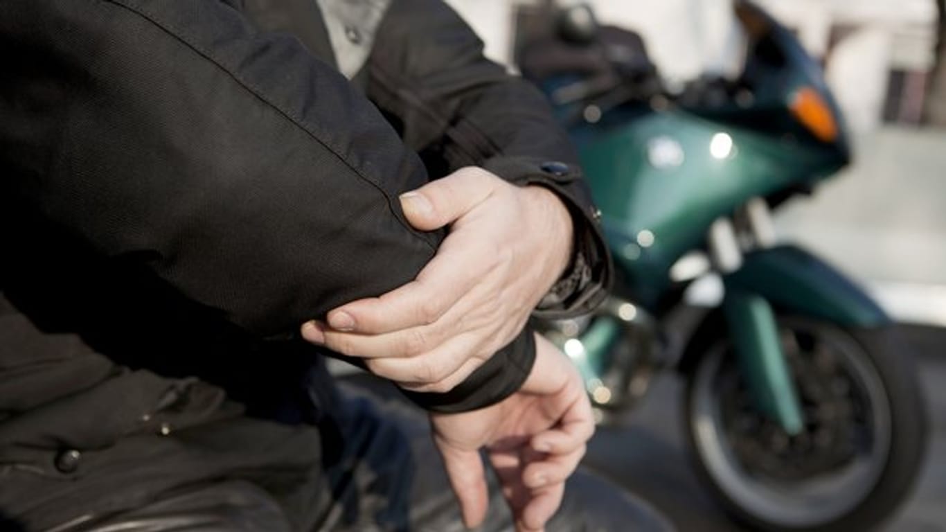 Ellenbogenschützer in der Motorradjacke senken bei einem Sturz das Risiko einer Armverletzung.