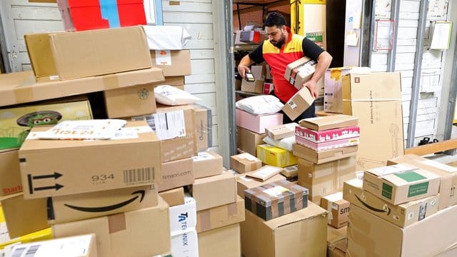 Die Corona-Pandemie sorgt für wahre Paketberge. Die Corona-Pandemie sorgt für wahre Paketberge.