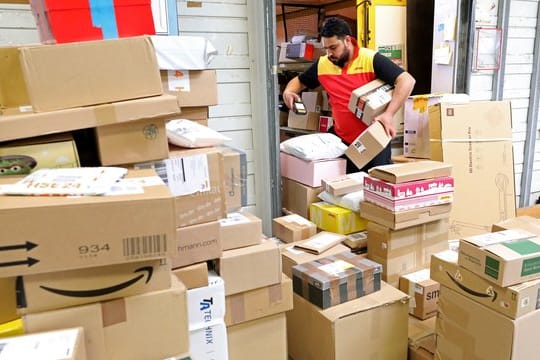 Die Corona-Pandemie sorgt für wahre Paketberge.