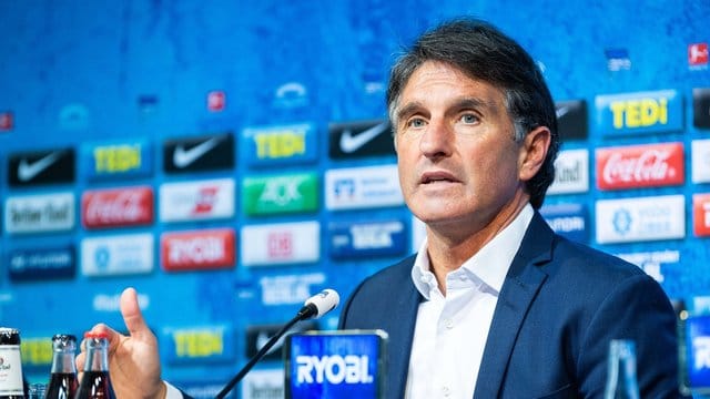 Bruno Labbadia warnte: "Das Letzte, was wir machen dürfen, ist, uns über die Gesellschaft zu stellen. Bruno Labbadia warnte: "Das Letzte, was wir machen dürfen, ist, uns über die Gesellschaft zu stellen.