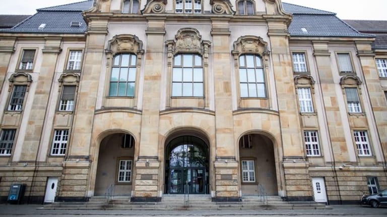 Im Missbrauchskomplex Bergisch-Gladbach begann vor dem Landgericht Mönchengladbach der landesweit erste Prozess gegen zwei Angeklagte.