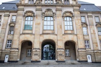 Im Missbrauchskomplex Bergisch-Gladbach begann vor dem Landgericht Mönchengladbach der landesweit erste Prozess gegen zwei Angeklagte.