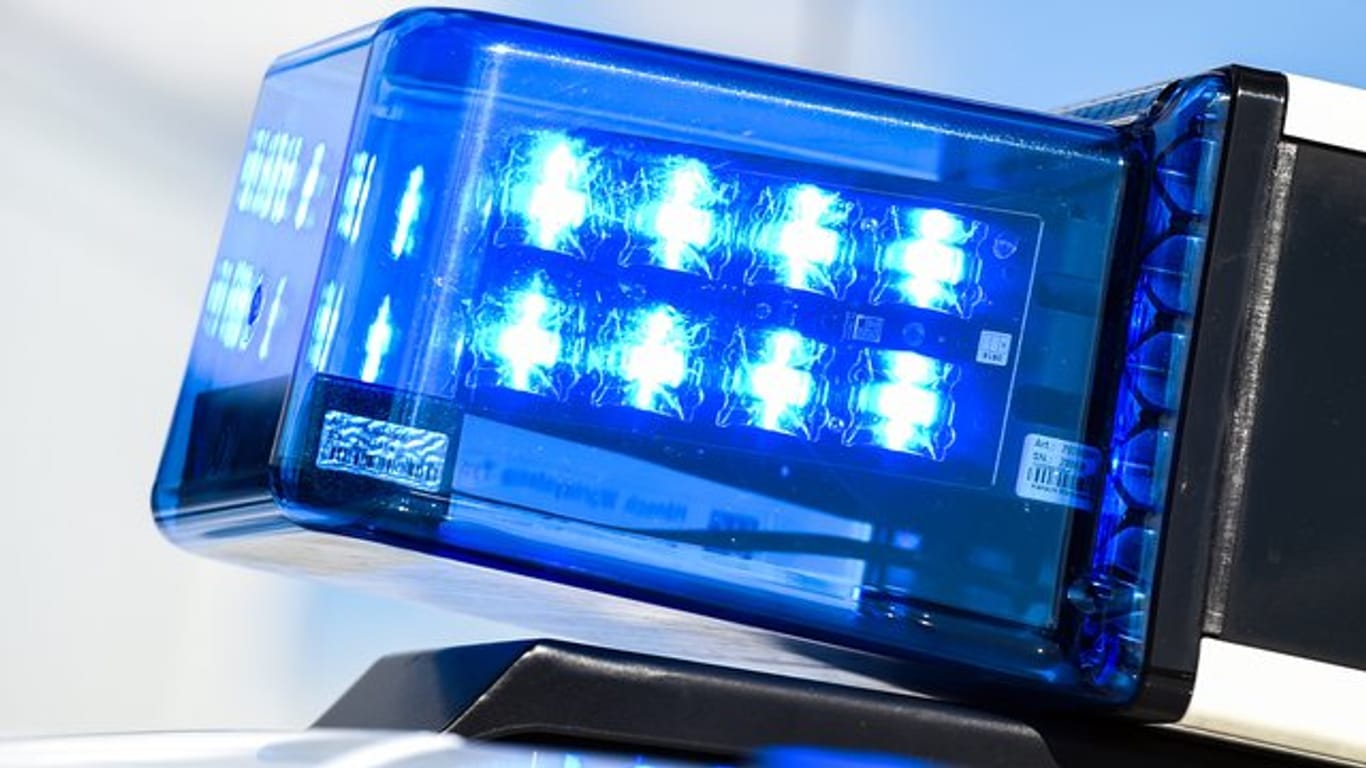 Ein Blaulicht auf dem Dach eines Einsatzfahrzeugs: Der Prozess um mehrere Angriffe auf Menschen hat begonnen.