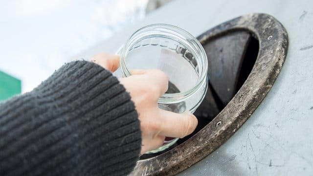 Solche Gläser dürfen ruhig im Altglascontainer landen - und zwar genau so, also ohne Deckel.