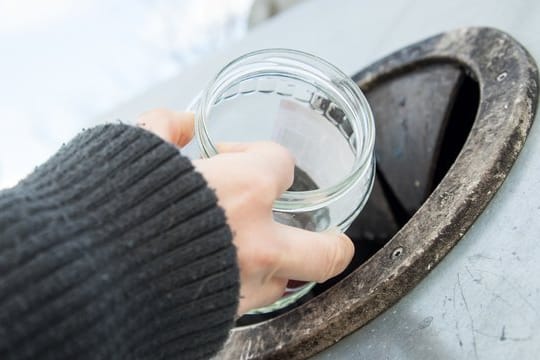 Solche Gläser dürfen ruhig im Altglascontainer landen - und zwar genau so, also ohne Deckel.