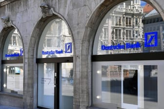 Filiale der Deutschen Bank in München: Auf hohe Einlagen verlangt die Bank künftig Negativzinsen.