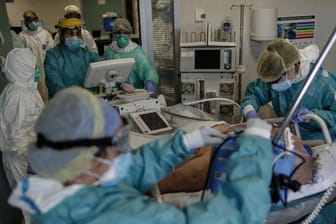 Behandlung eines Covid19-Patienten in Spanien: Ein Mann saß 34 Tage lang am Bett seines kranken Vaters – bis dieser wieder gesund wurde. (Archivbild)