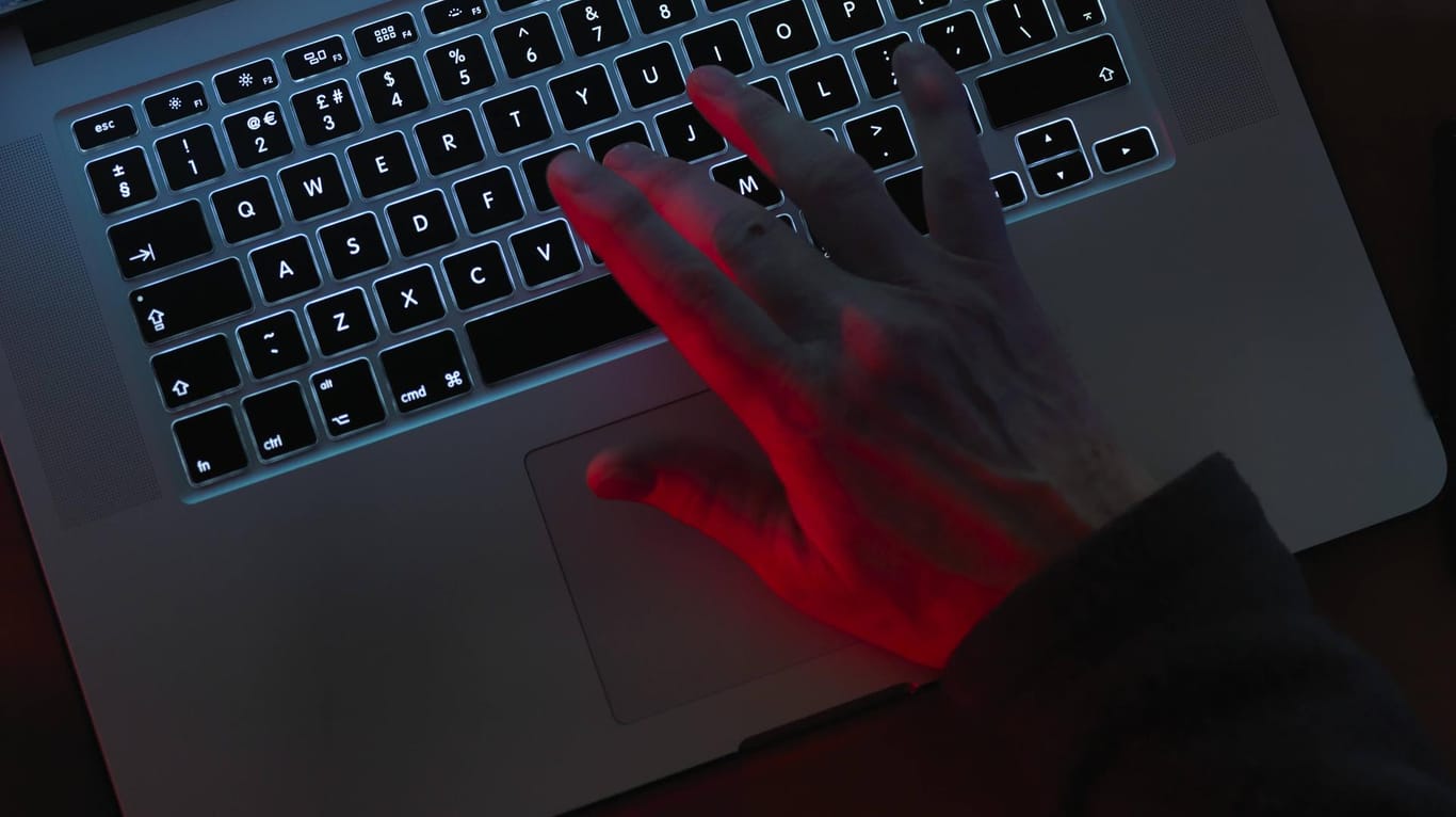 Eine Hand an einem Rechner (Symbolbild): Betrüger versuchen immer wieder mit Tricks, an Daten von Nutzern zu kommen.